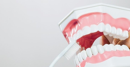 Povlačenje desni – uzroci i rješenja