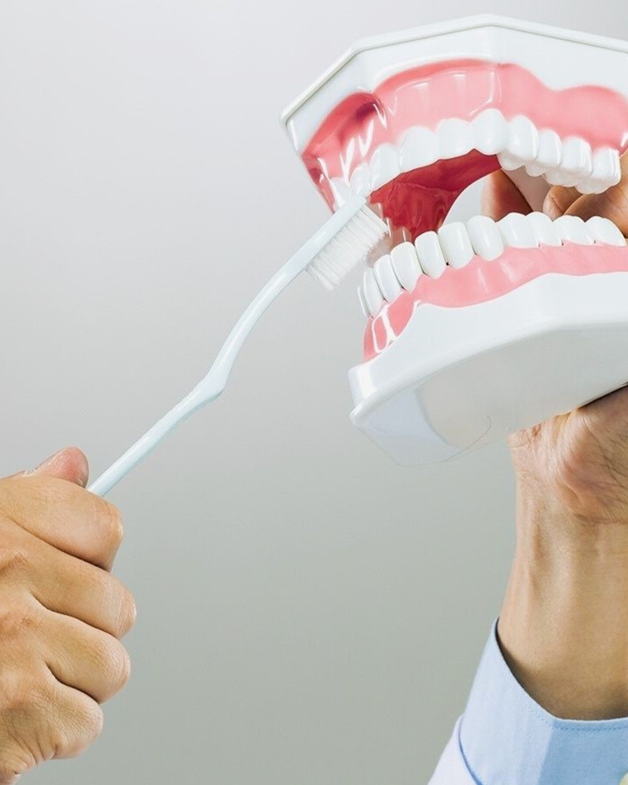 Povlačenje desni  – uzroci i rješenja